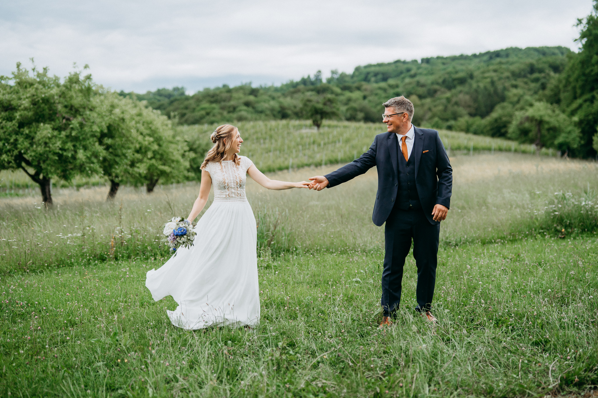 Hochzeitsfoto von tanzendem Brautpaar in der Südsteirischen Weinstraße
