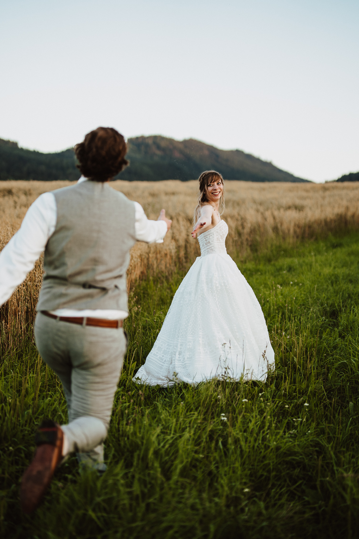 Hochzeitsfoto von tanzendem Brautpaar in der Südsteirischen Weinstraße