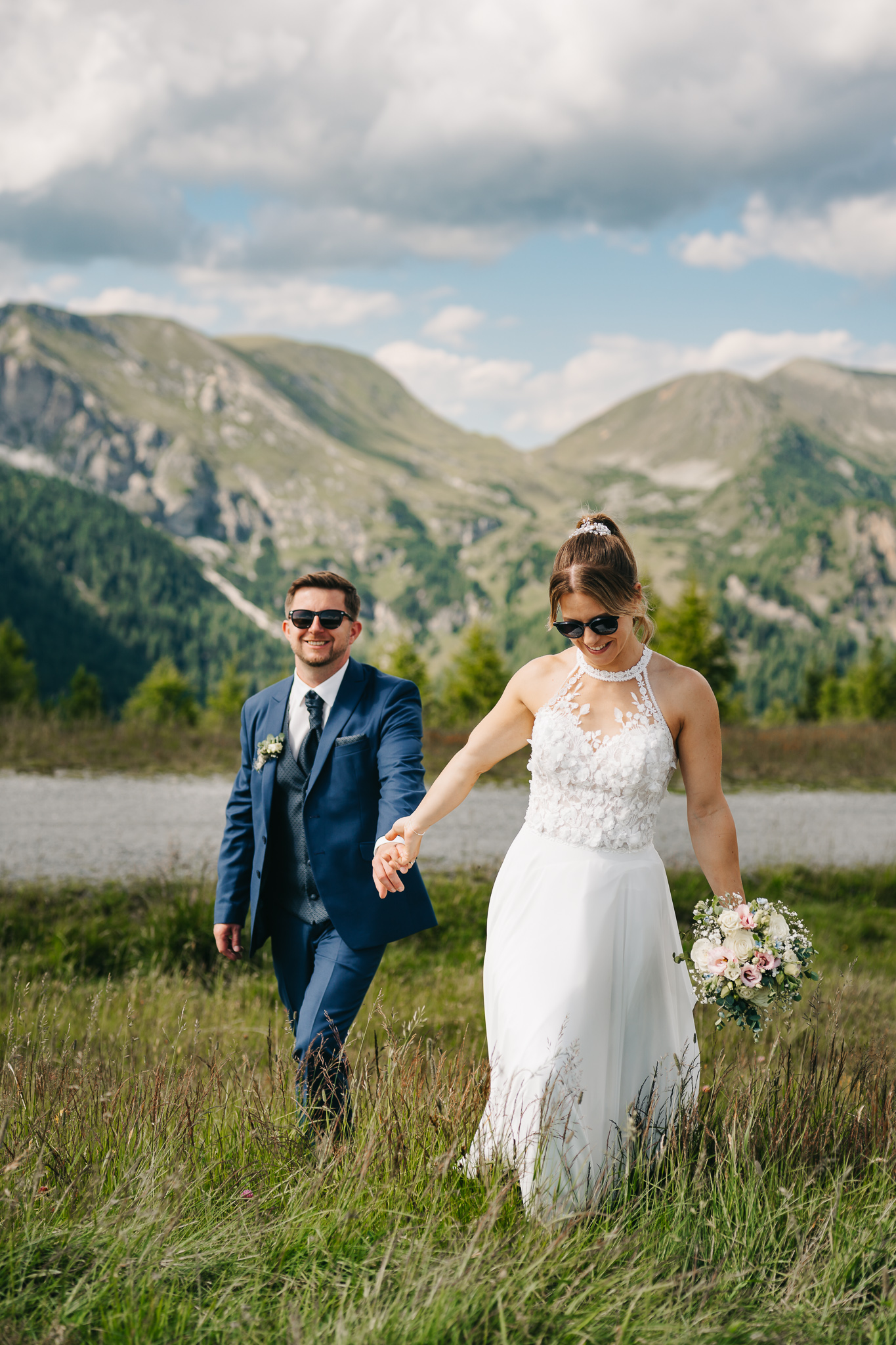 Hochzeitsfoto. Brautpaar spaziert in den Nockbergen im Herzen Kärntens