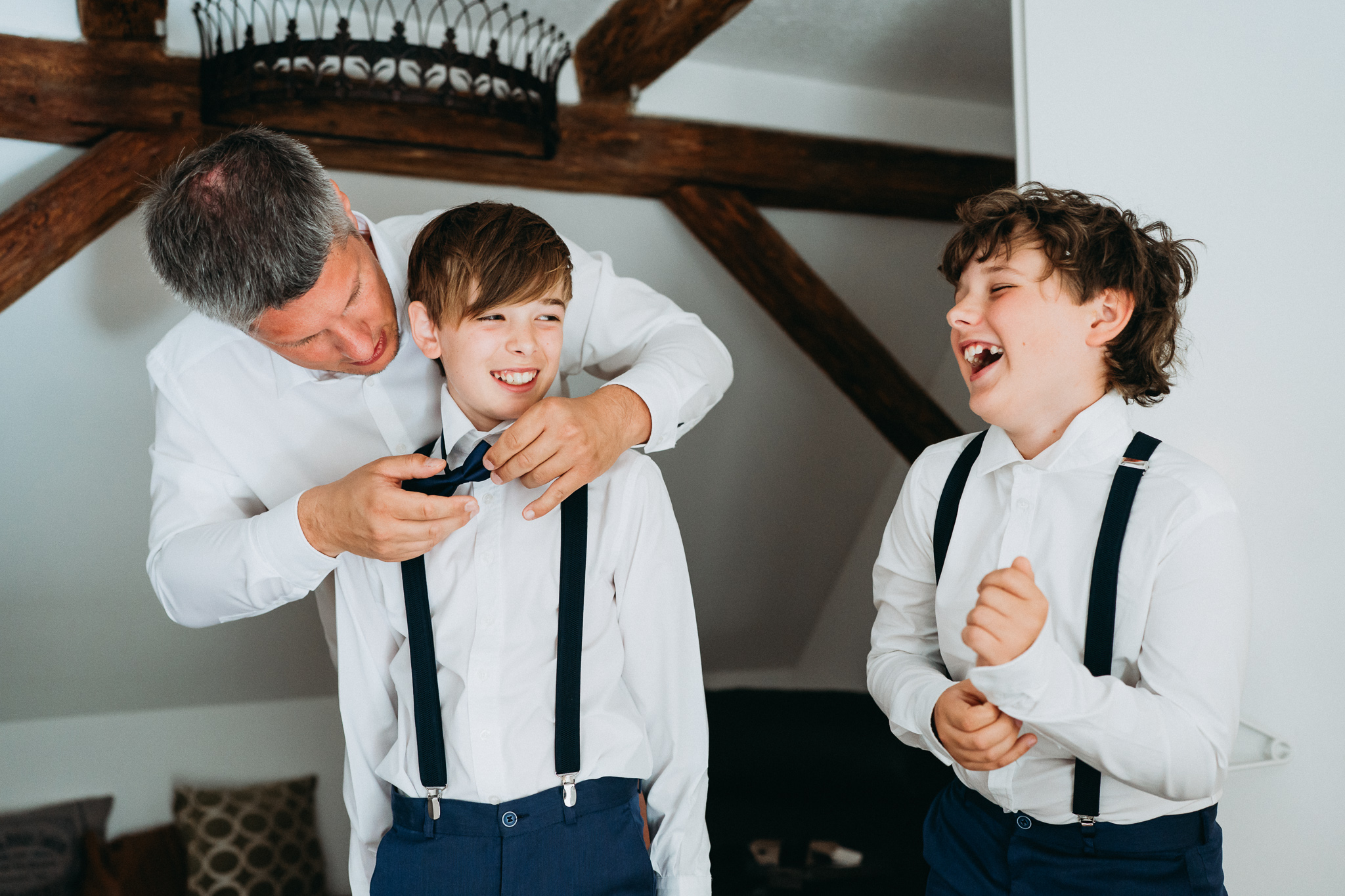 lachende Kinder beim Getting Ready von der Hochzeit in der Südsteiermark