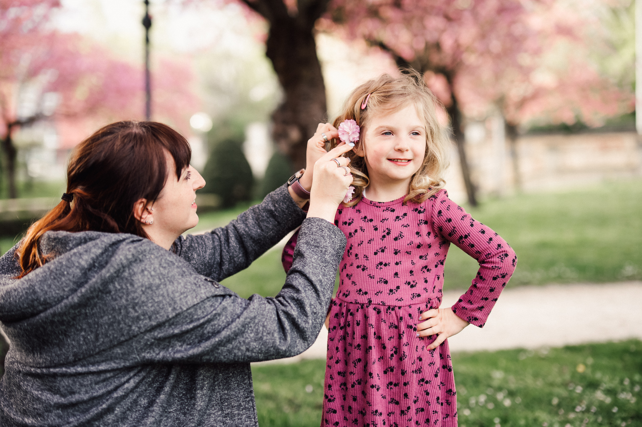 Familienfoto Mutter Tochter im Goethepark in Klagenfurt