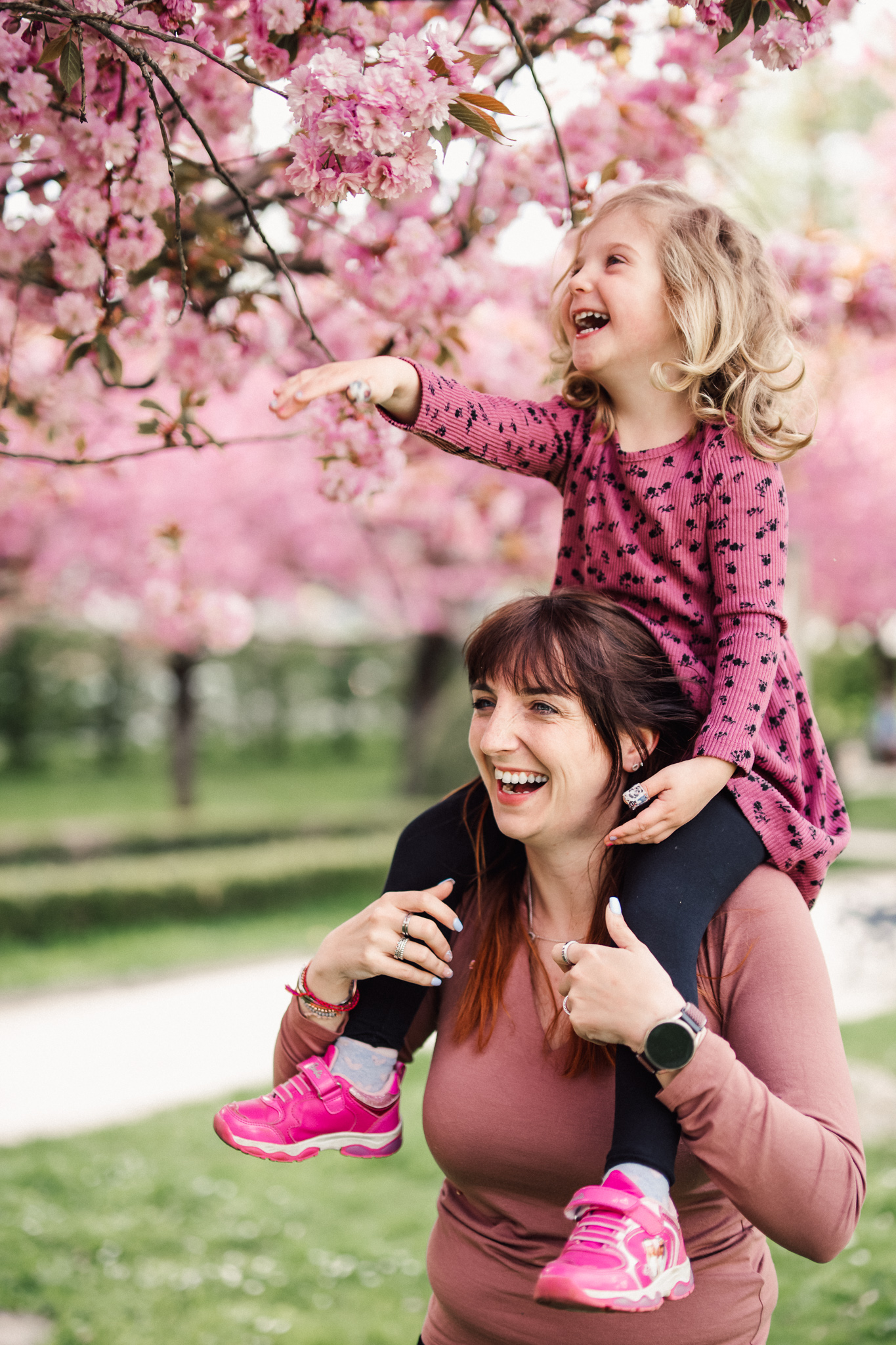 Frühlingsfoto von glücklichem Kind in Klagenfurt