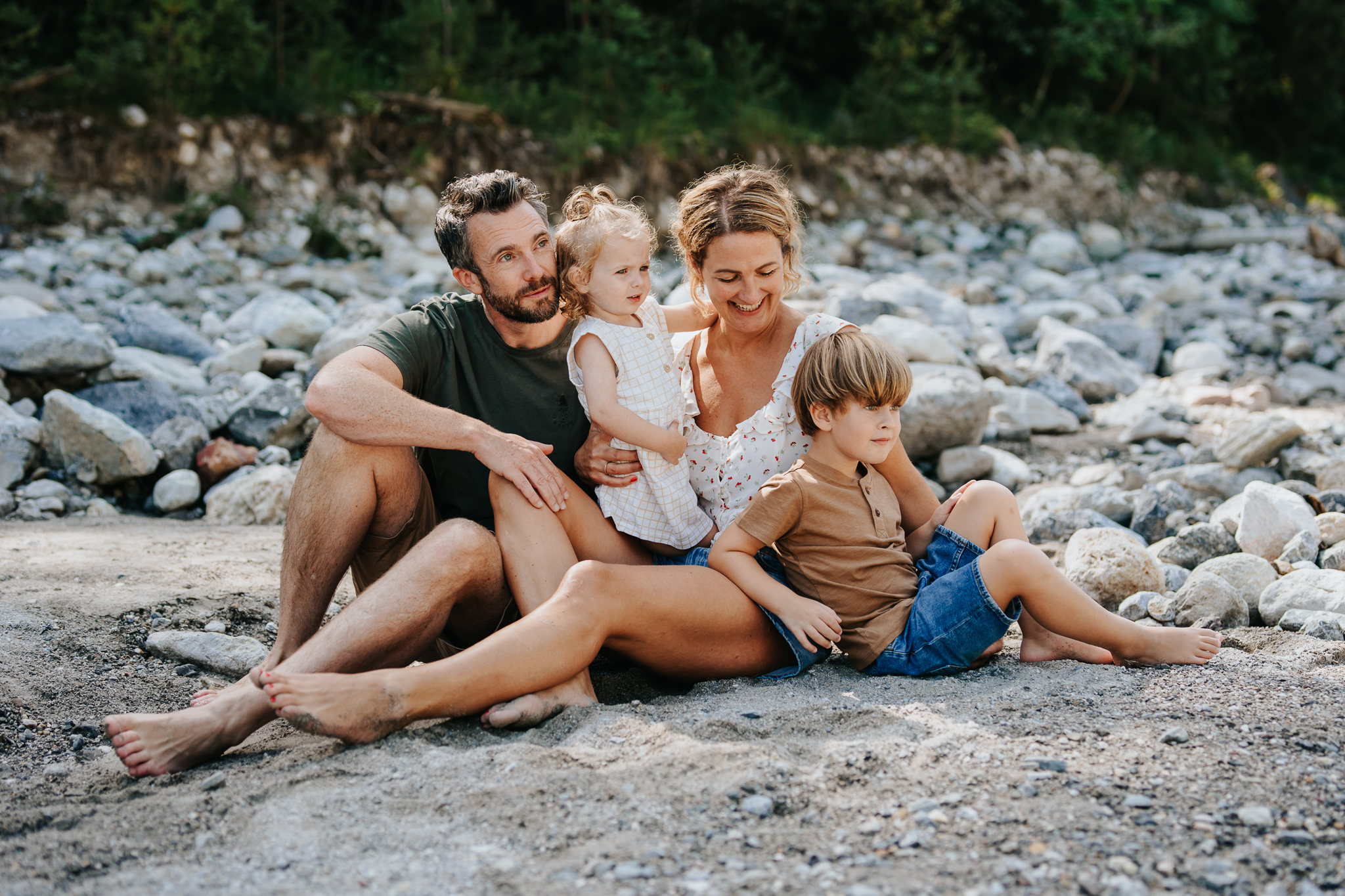 Familienfoto im Sommer mit lustiger Stimmung im Rosental