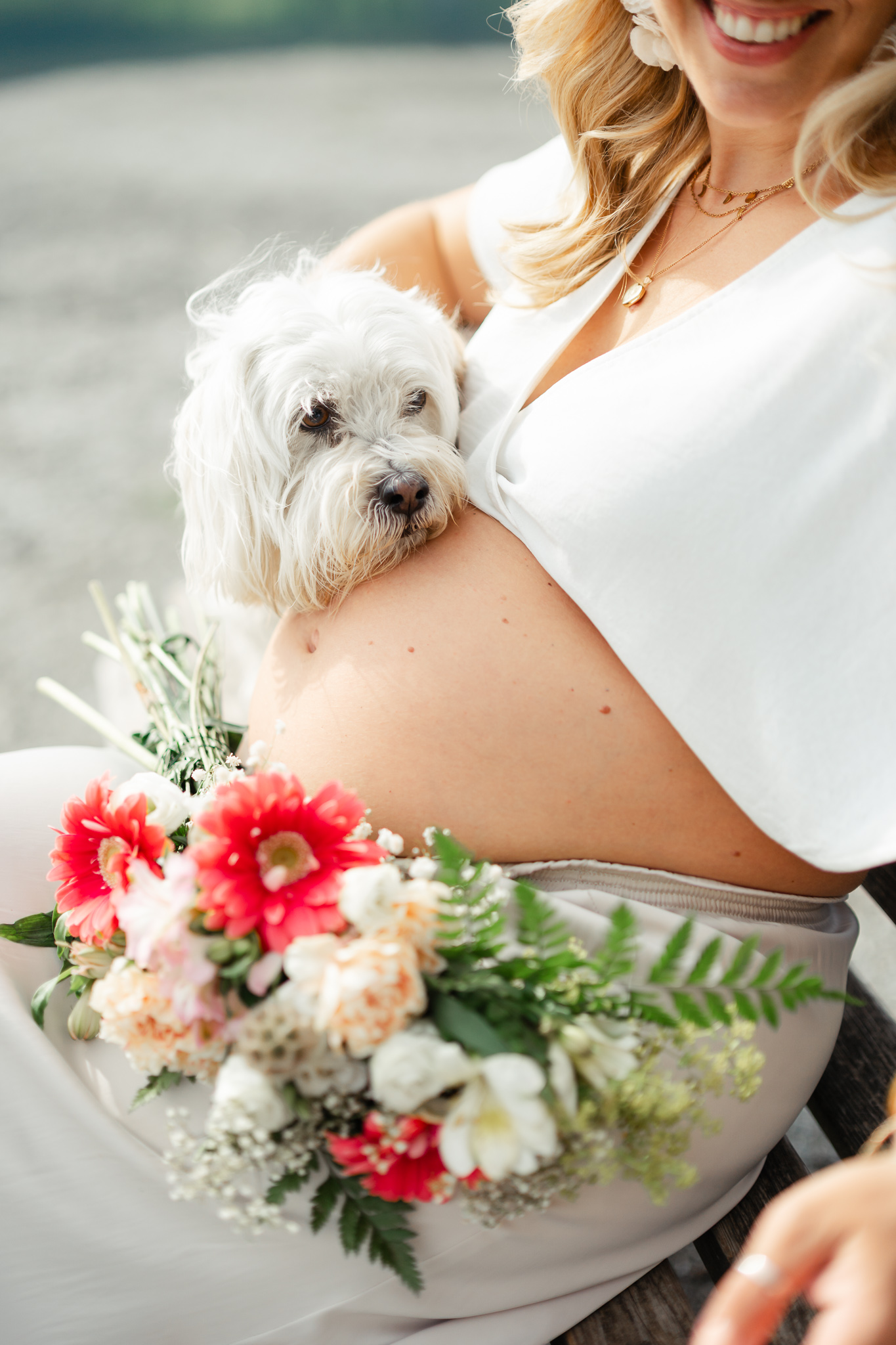 Babybauchfotografie liebevoll in natürlicher Umgebung mit weichem Fokus