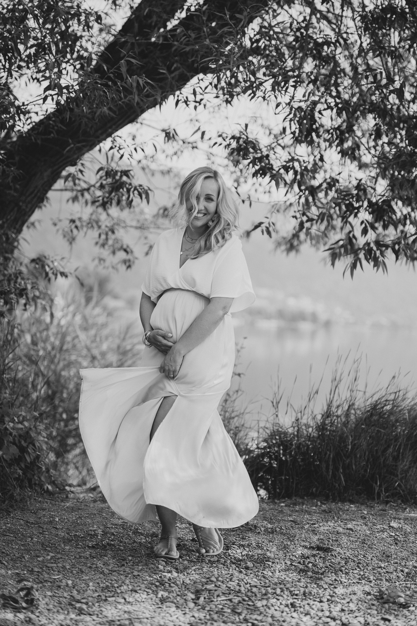 tanzende Mama - Babybauchfoto in Schwarzweiß mit natürlichem Licht