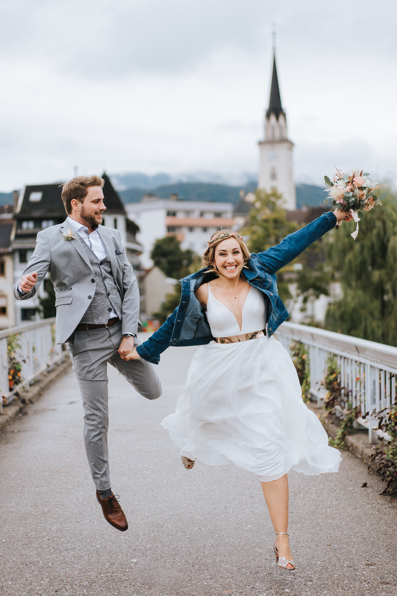 Hochzeitsfoto auf der Fußgängerbrücke in Villach 
