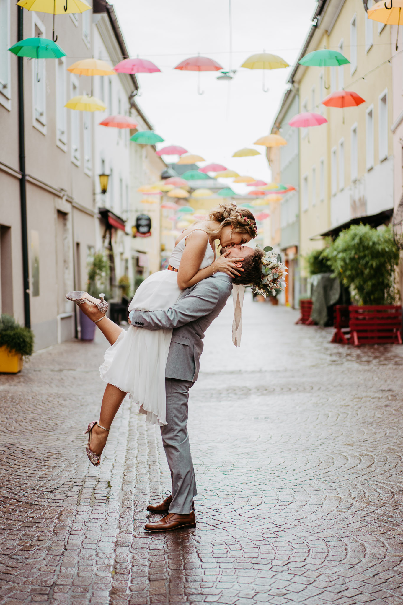 Romantisches Hochzeitsfoto in Villach Lederergasse bei Regen