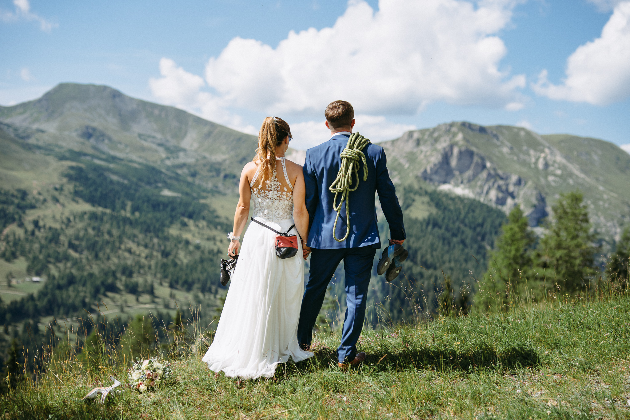 Brautpaar als Kletterer in den Nockbergen bei St. Oswald