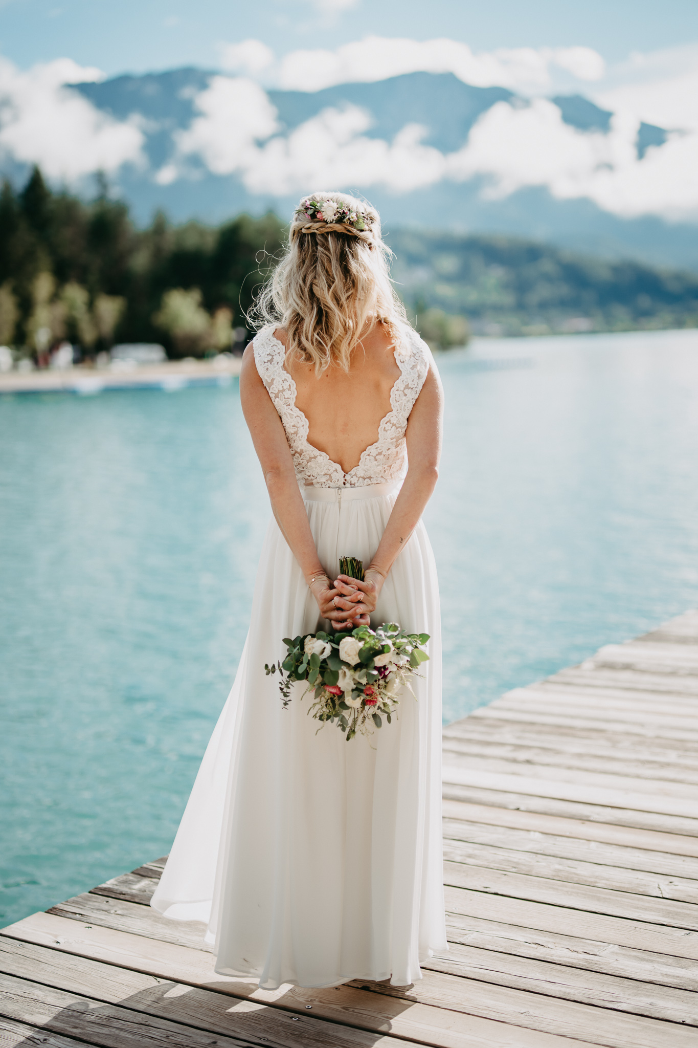 Braut mit Brautstrauß am Steg am Faaker See