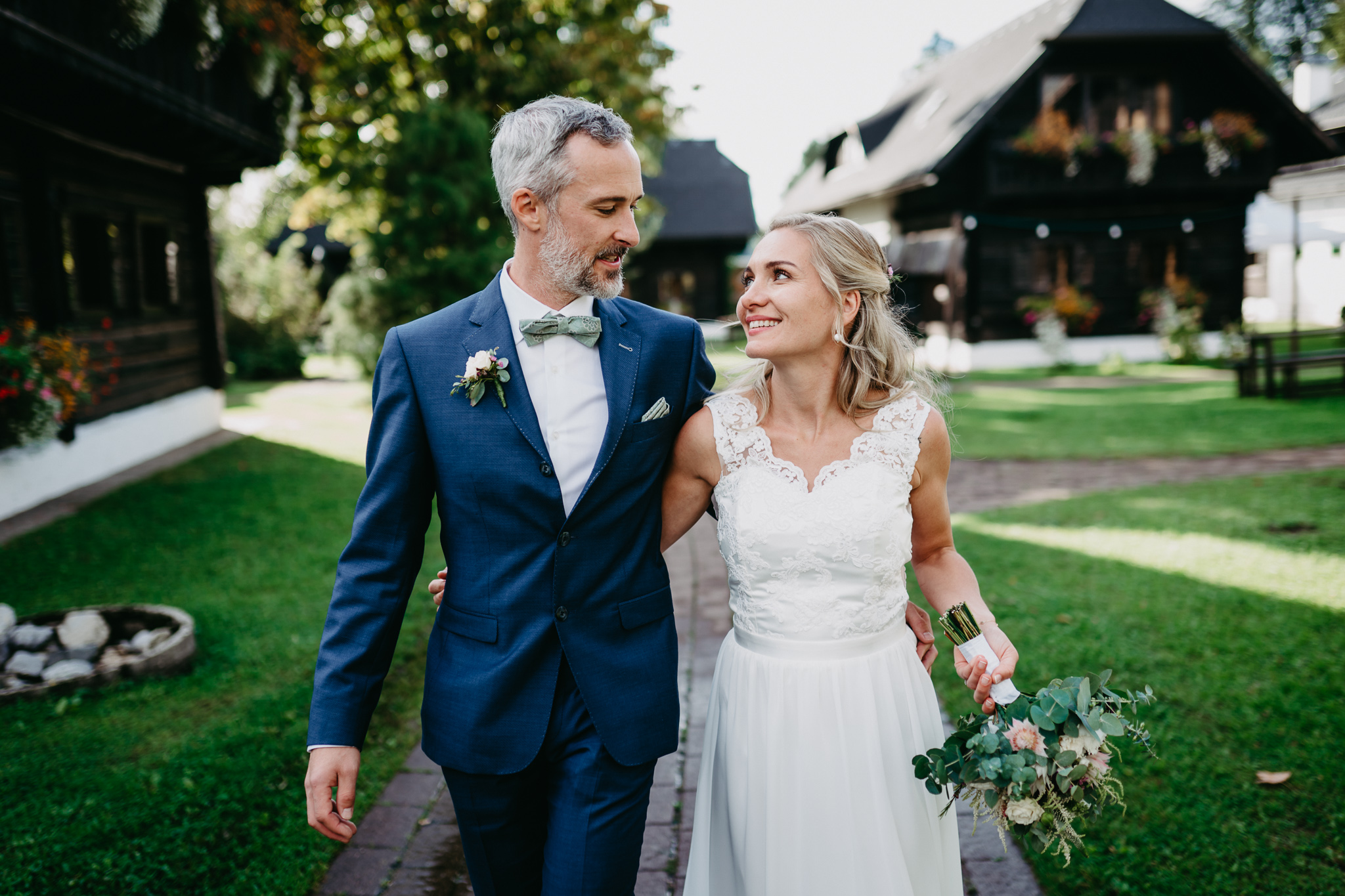 Brautpaar spaziert glücklich durch das Dorfhotel Seeleitn am Faaker See