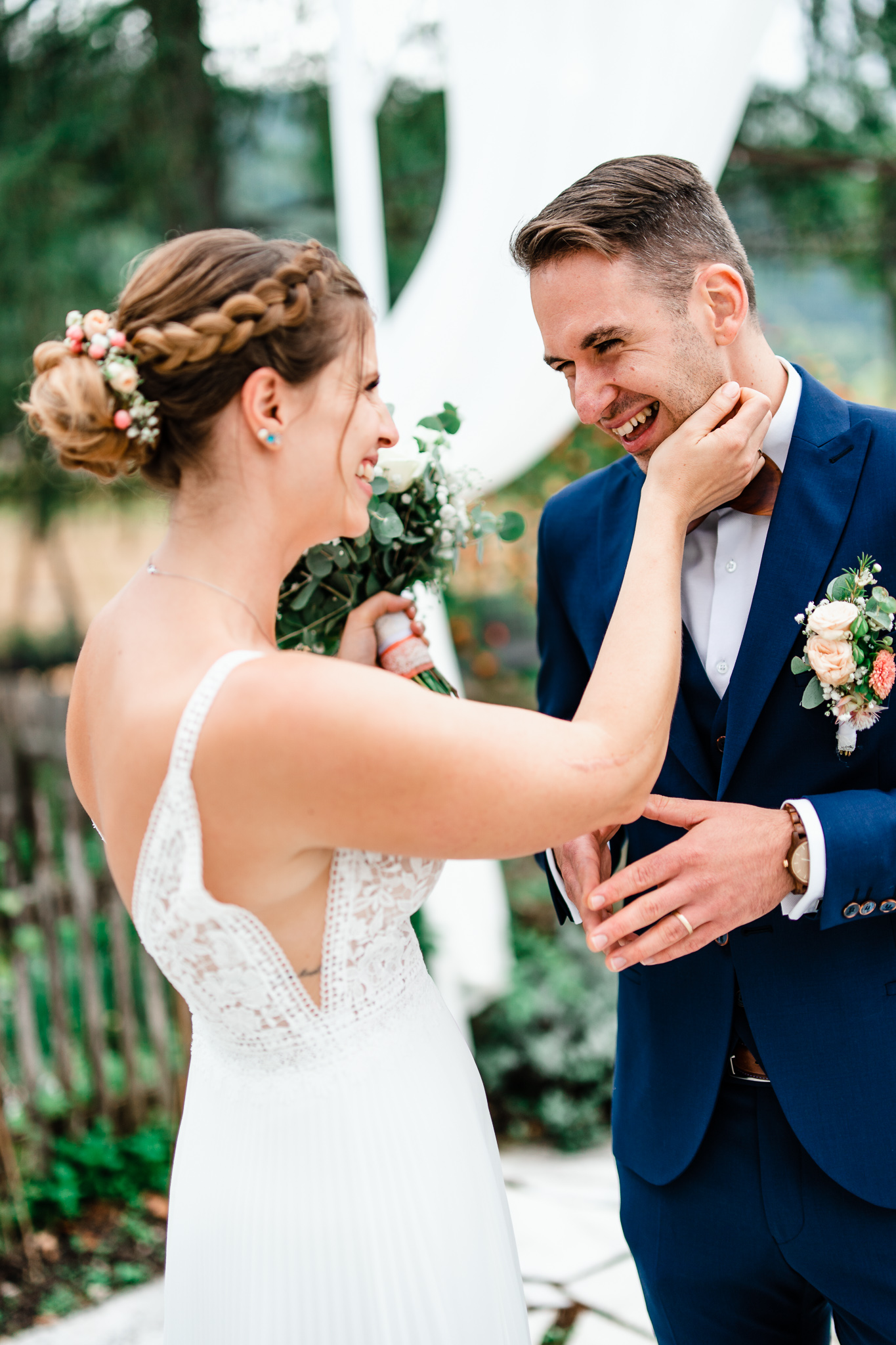 lachendes und glückliches Brautpaar nach der Trauung im weichem Licht