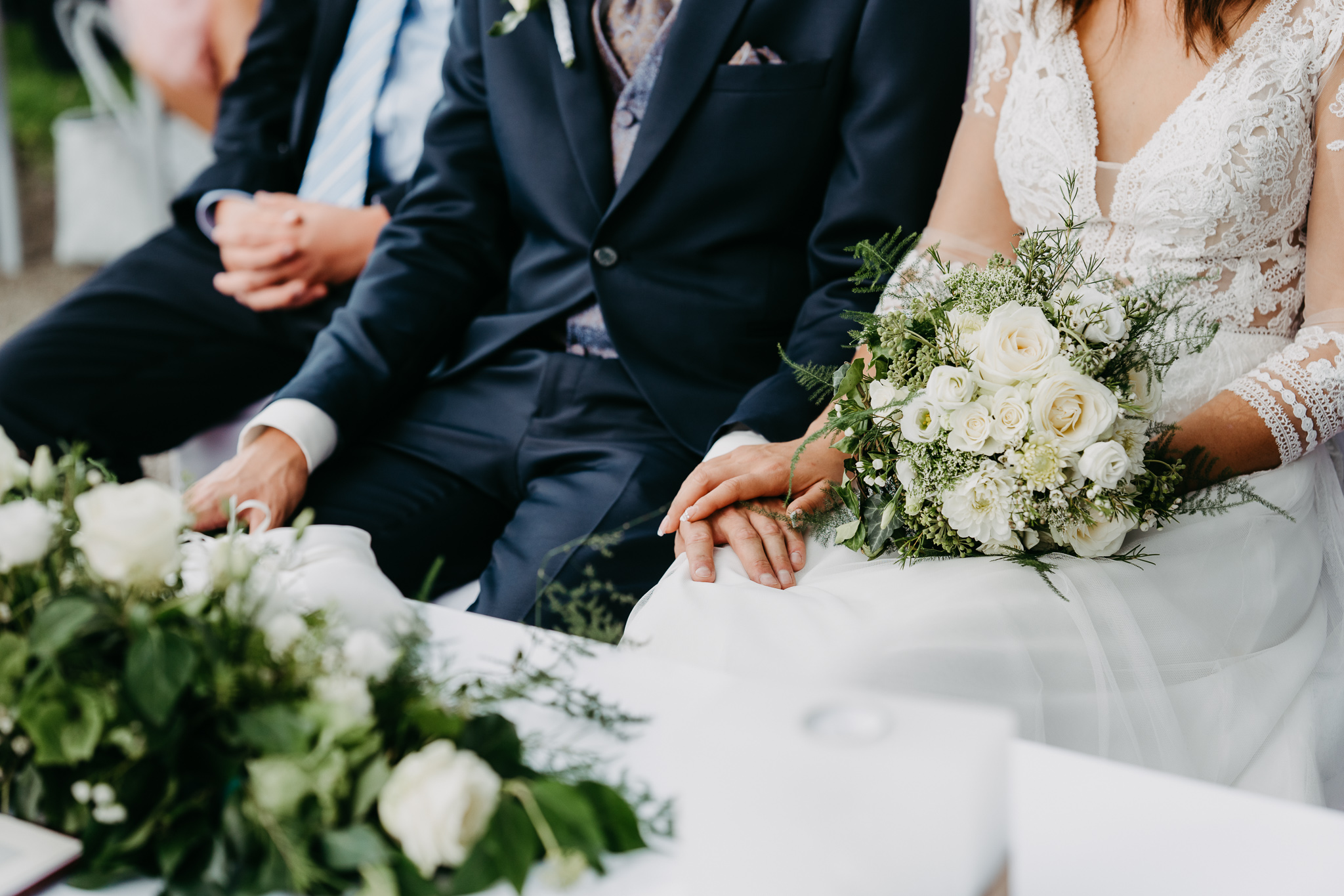 Detailfoto von den Händen eines Brautpaares während der Trauung