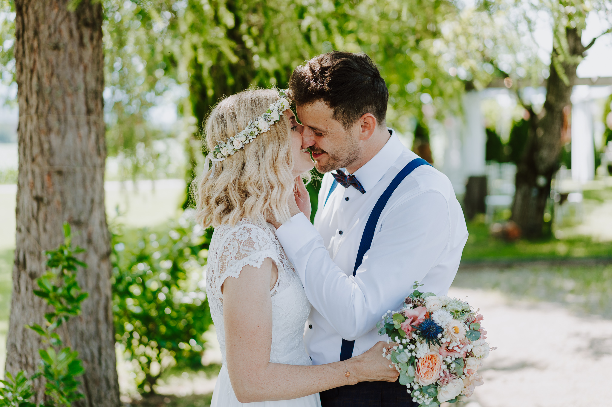 romantisches Hochzeitskuss eines Brautpaares im Grünen Rosental