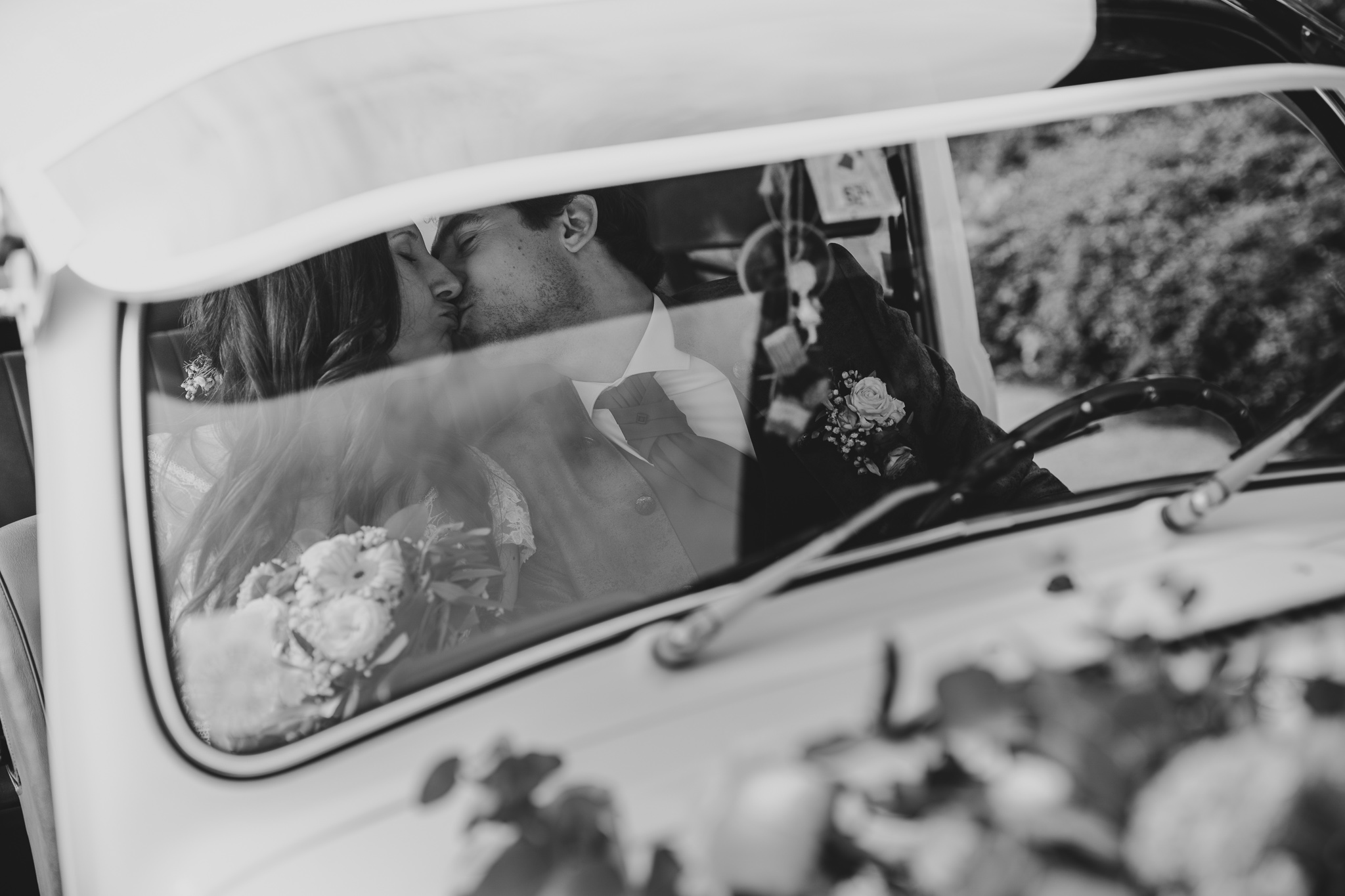 Hochzeitskuss im VW Käfer bei einer Hochzeit in Kärnten