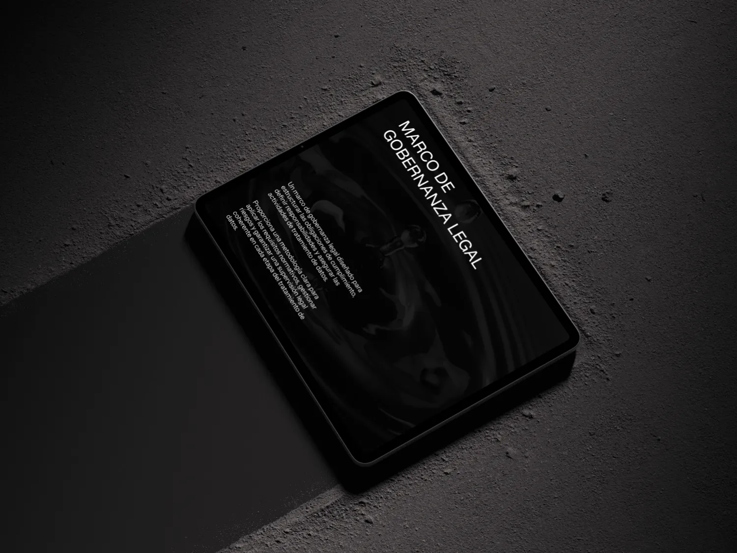 Tablet lying on dark textured surface displaying text titled 'Marco de Gobernanza Legal' in Spanish.