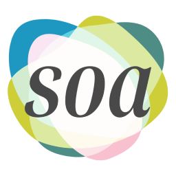 Logo avec les lettres 'soa' en caractères gras et stylisés sur un fond formé de formes colorées transparentes qui se chevauchent.