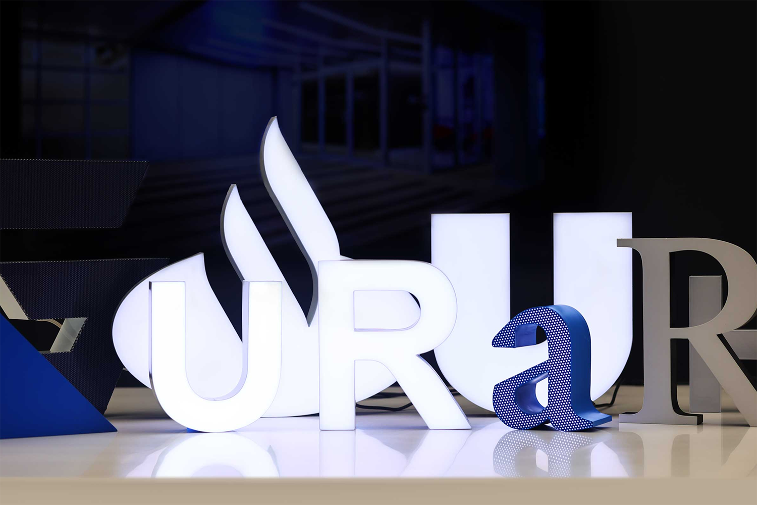 Different Vecto TruTrimless Signs