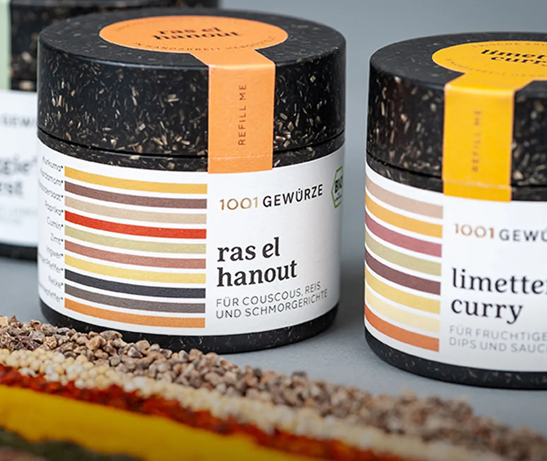 Eco-friendly spice jars labeled “1001 Gewürze” with blends like ras el hanout and limette curry.
