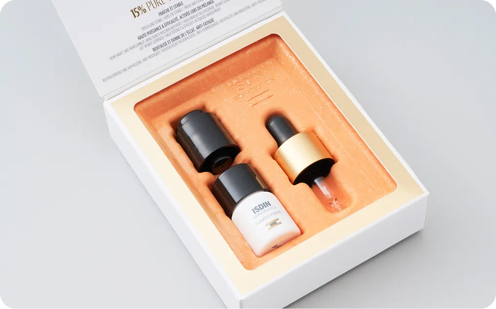 ISDIN Flavo-C Forte serum packaging with eco-friendly molded fiber tray and glass dropper, showcasing sustainable luxury skincare packaging design.