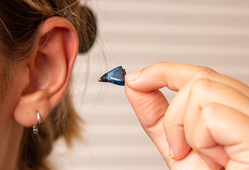 Nahezu unsichtbares Im-Ohr-Hörgerät in der Hand