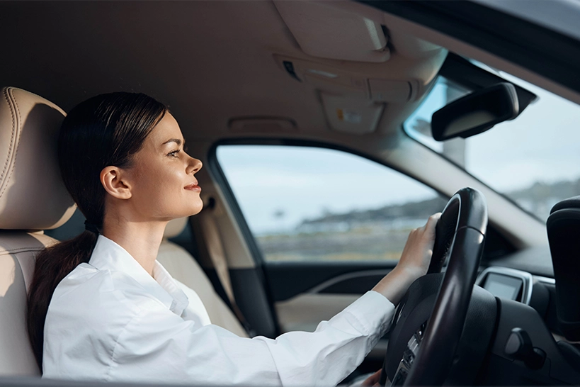 Hörakustikerin auf dem Weg zu einem Kunden