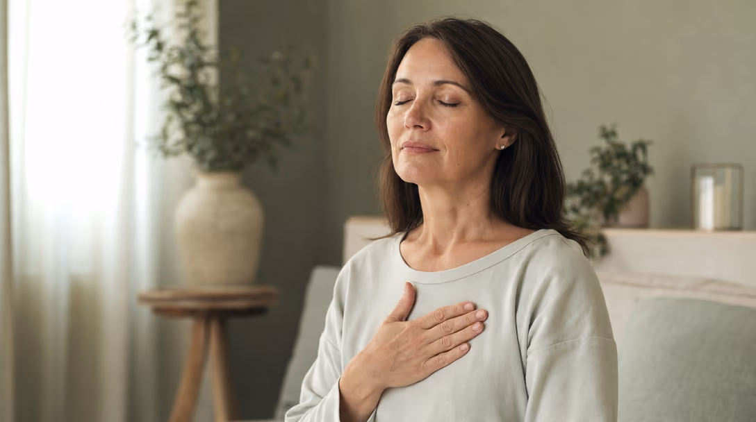 Vrouw haalt rustig adem met een hand op haar borst