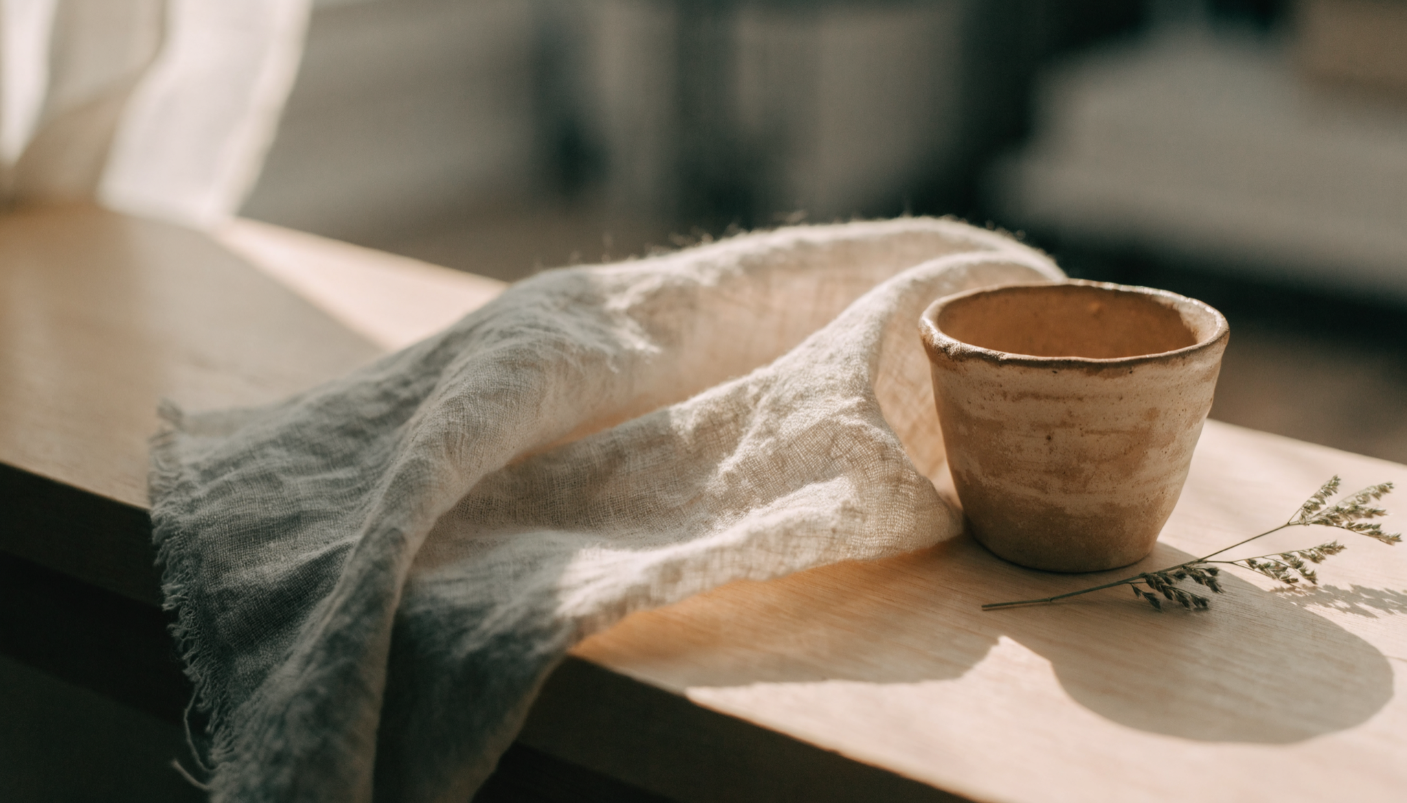 Rustige still-life met een linnen doek en een keramiek kopje bij het raam