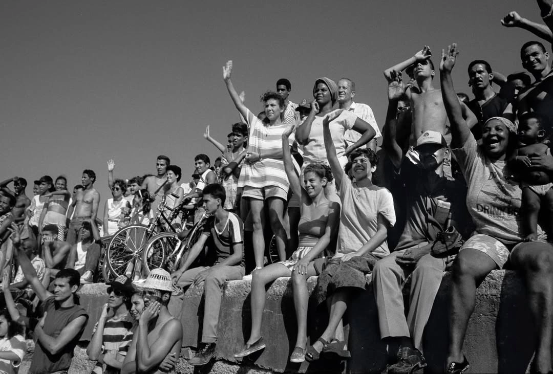 The photographs taken by Willy Castellanos of the Rafter Crisis are emotionally and politically unsettling, revealing a reality that was both strained and disquieting, on the verge of erupting into violence at the time.