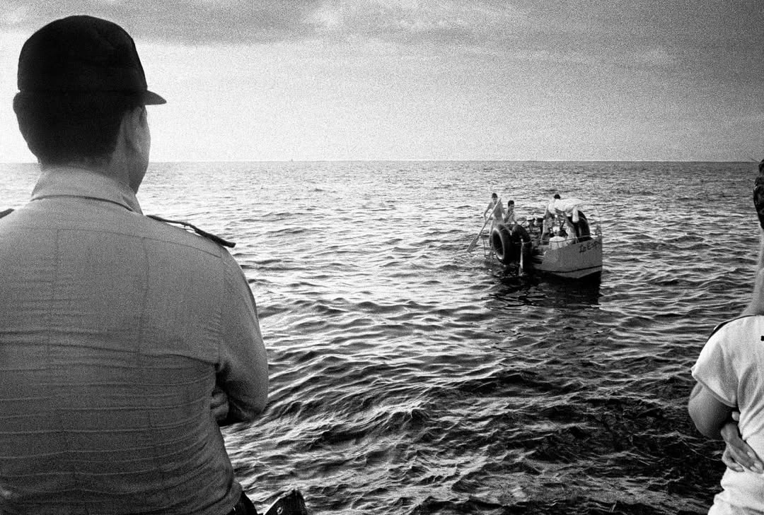 The photographs taken by Willy Castellanos of the Rafter Crisis are emotionally and politically unsettling, revealing a reality that was both strained and disquieting, on the verge of erupting into violence at the time.