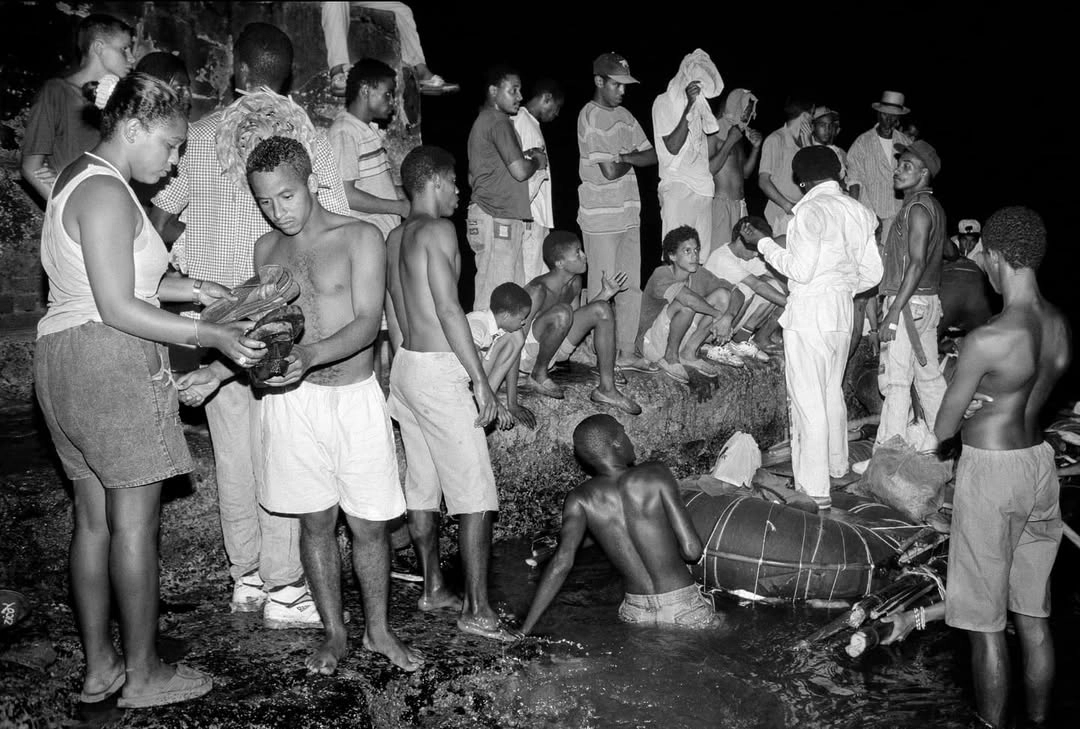 The photographs taken by Willy Castellanos of the Rafter Crisis are emotionally and politically unsettling, revealing a reality that was both strained and disquieting, on the verge of erupting into violence at the time.