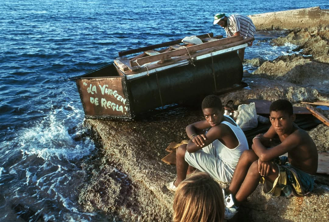 The photographs taken by Willy Castellanos of the Rafter Crisis are emotionally and politically unsettling, revealing a reality that was both strained and disquieting, on the verge of erupting into violence at the time.