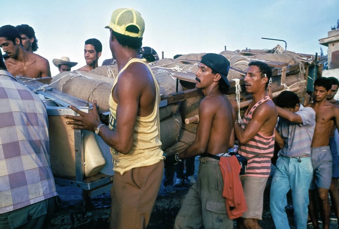 The photographs taken by Willy Castellanos of the Rafter Crisis are emotionally and politically unsettling, revealing a reality that was both strained and disquieting, on the verge of erupting into violence at the time.