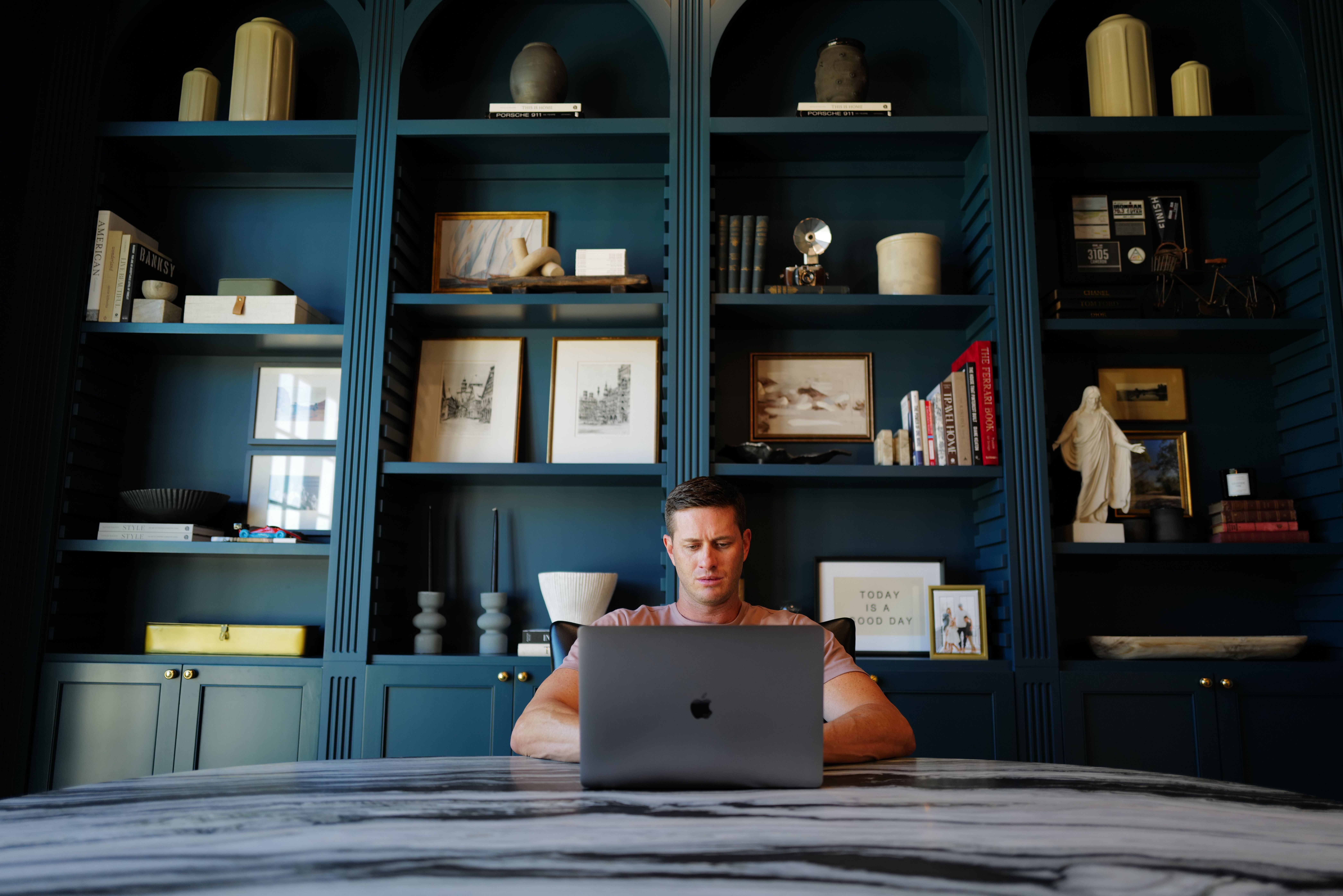 Cameron Bawden speaking to entrepreneurs at The 1% Club group coaching session