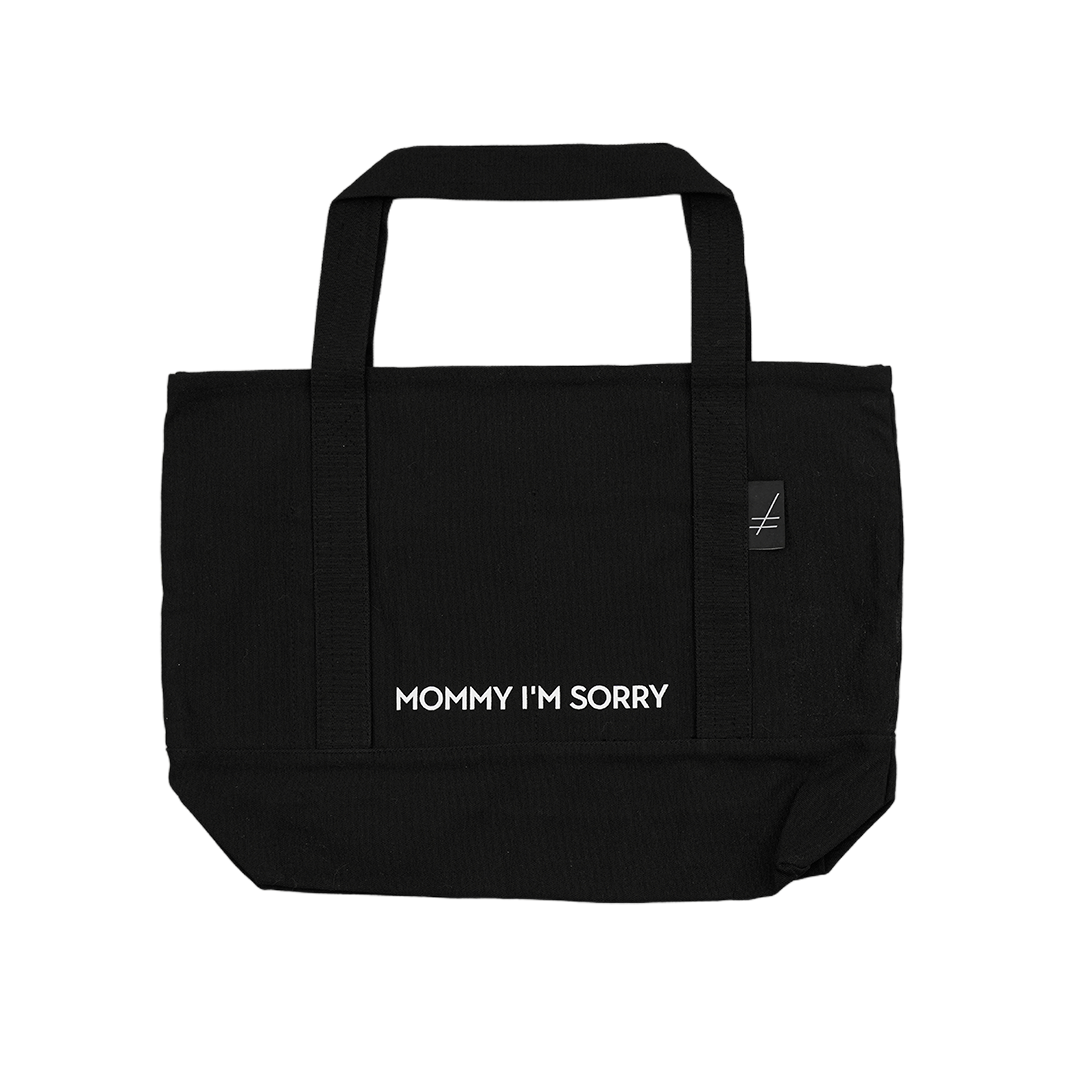 Tattoo-Künstler skizziert ein klassisches Gesichtsbild auf dem Unterarm einer Person, mit einer digitalen Referenz auf einem Tablet nebenan.