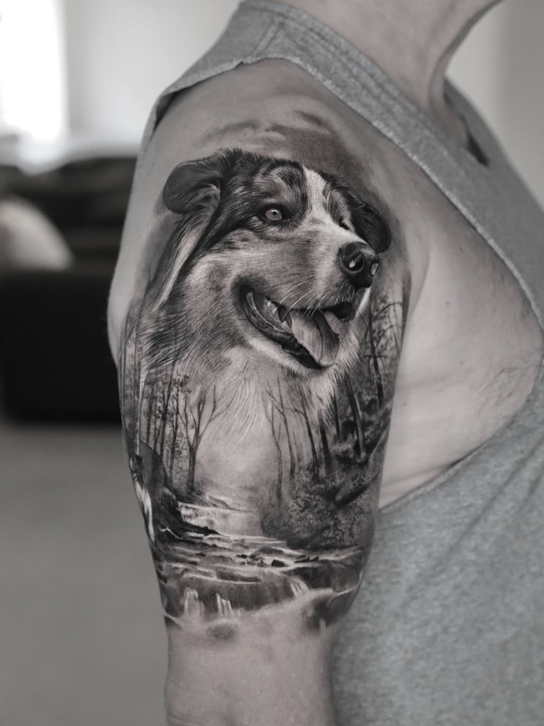 Ein Tätowierer arbeitet an einem realistischen Porträt eines Mannes mit Hut auf dem Unterarm eines Kunden.