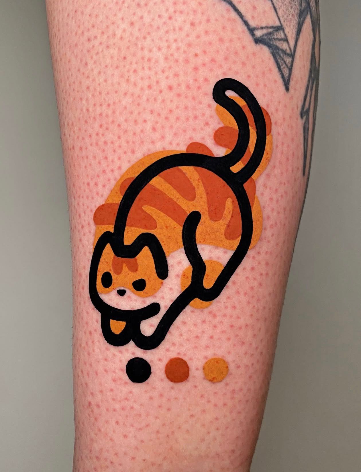 Tätowierung auf Oberarm mit einem Messer, das durch ein stilisiertes Auge und ein Herz gestochen wird, daneben ein italienischer Schriftzug.