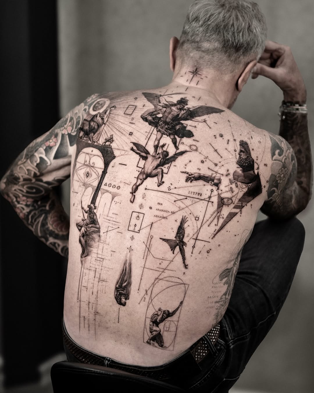 Andrea Pellerone Tattoo-Künstler bei Mommy I'm Sorry Stuttgart - Aufwendiges Rücken Tattoo