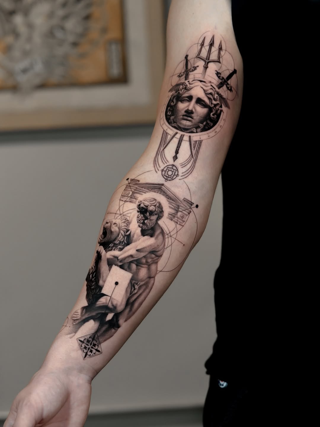 Ein Mann sitzt auf einem großen, gepolsterten Sofa in einem Raum mit großen Fenstern, durch die Fahrräder und Autos draußen zu sehen sind.