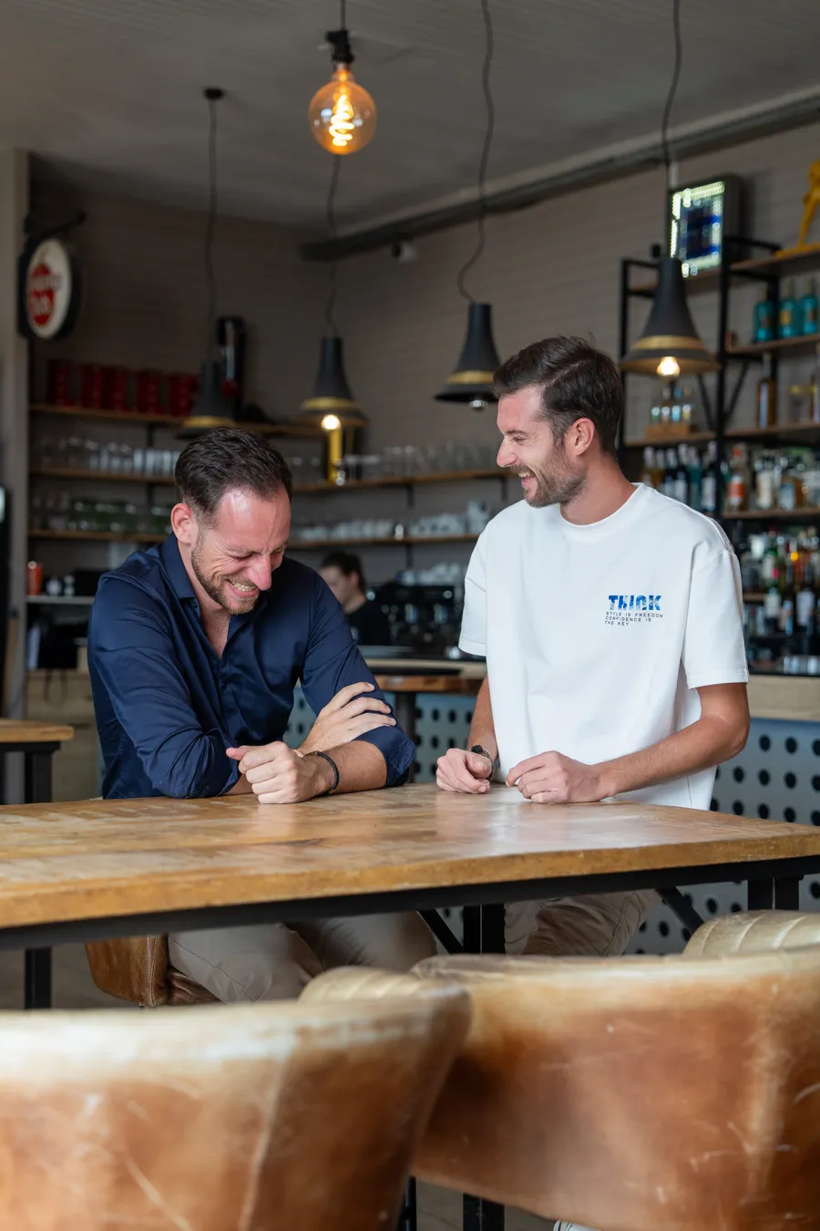 Jessy et Ben, associés OptiMate, dans un bar