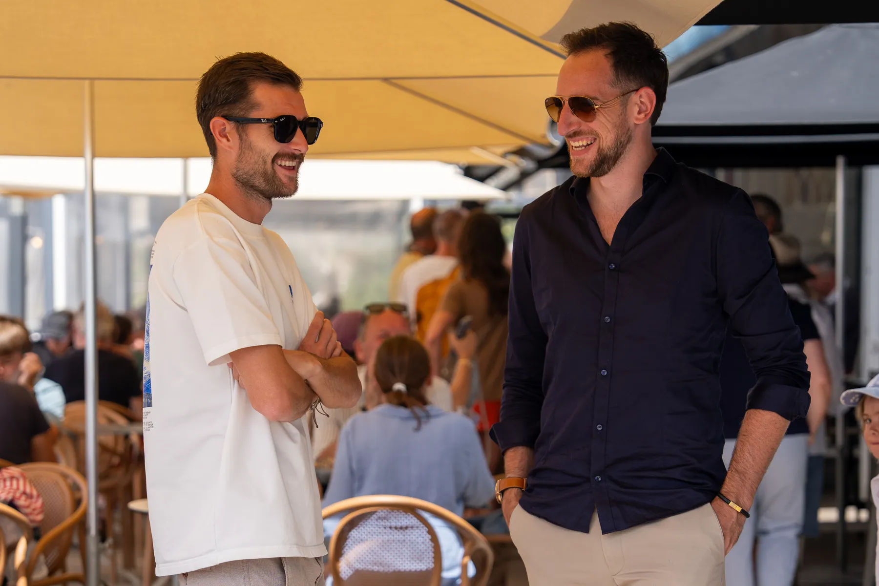 Jessy et Ben, associés OptiMate, en terrasse