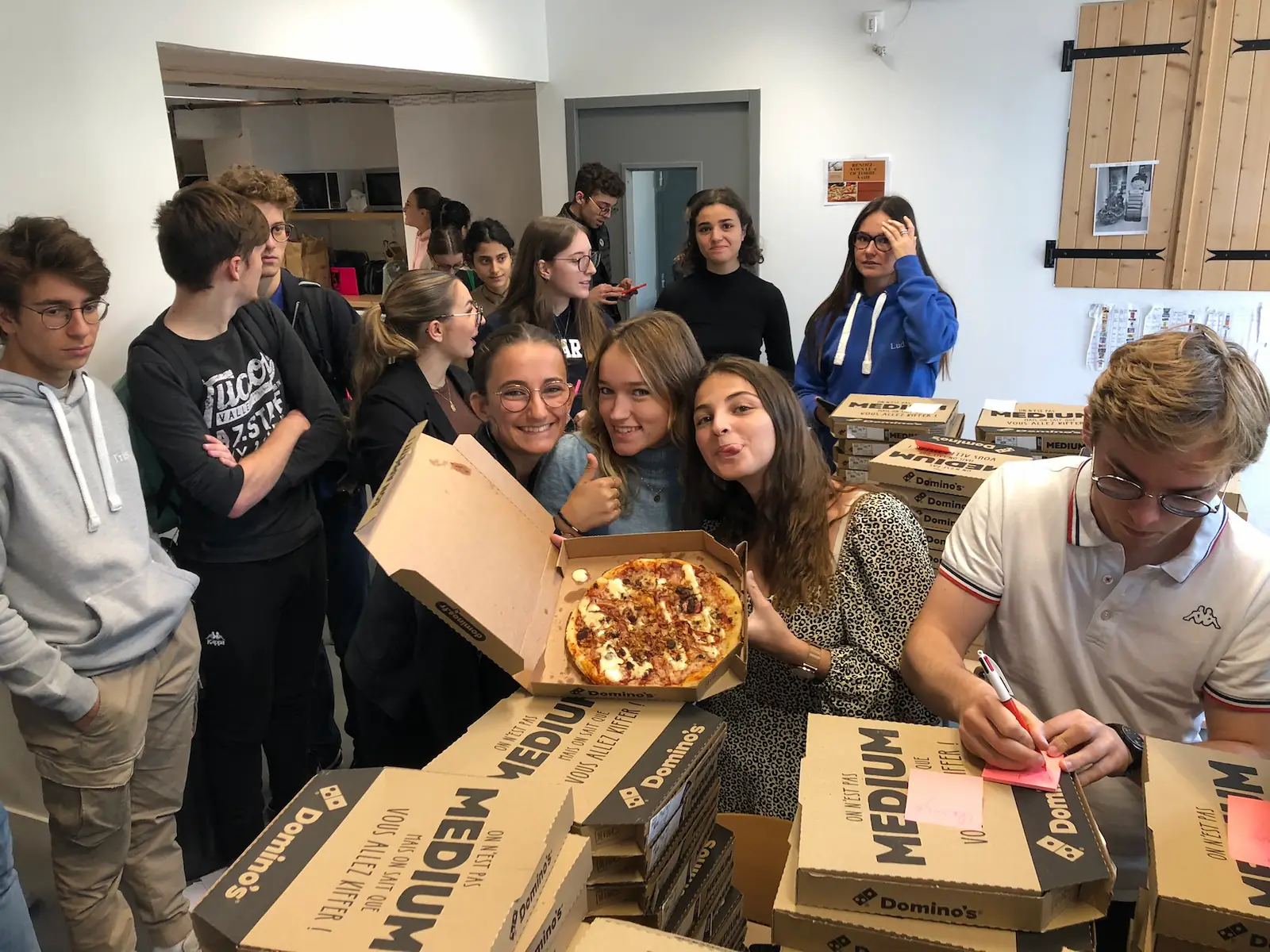 Des étudiantes reçoivent des pizzas après un concours blanc de PASS à Lyon Est