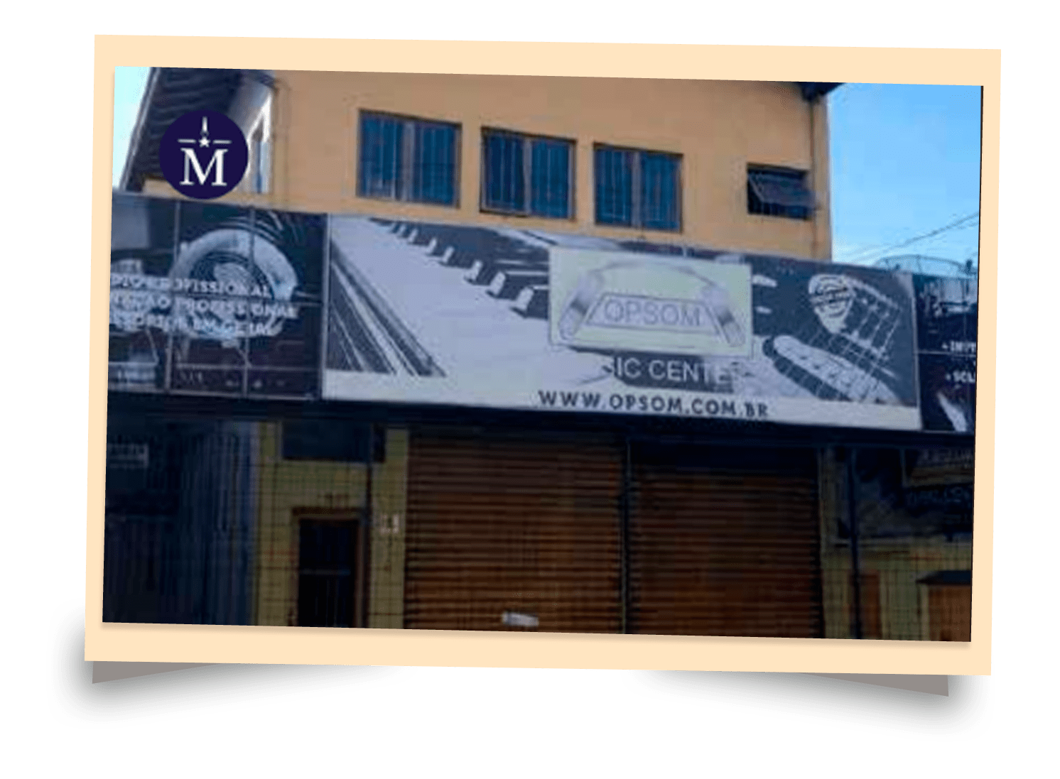 Fachada de prédio amarelo com placa grande de centro musical OPSOM mostrando teclas de piano, microfone e cordas de guitarra.