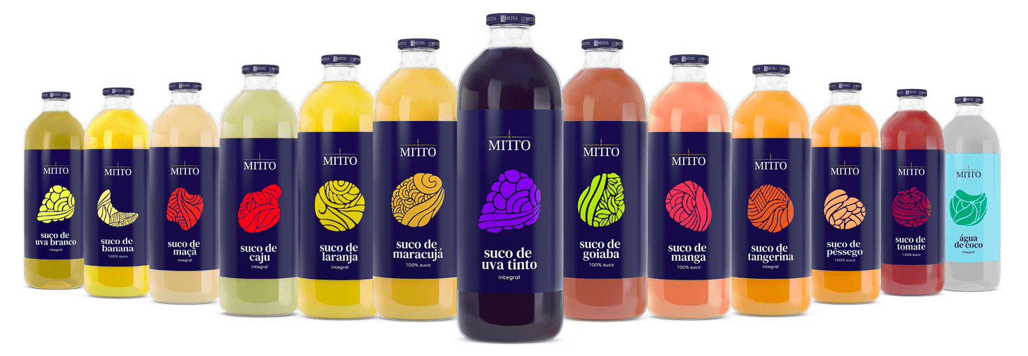Linha de doze garrafas de bebidas Mitto alinhadas, incluindo sucos de uva branco, banana, maçã, caju, laranja, maracujá, uva tinto, goiaba, manga, tangerina, pêssego, tomate e água de coco.