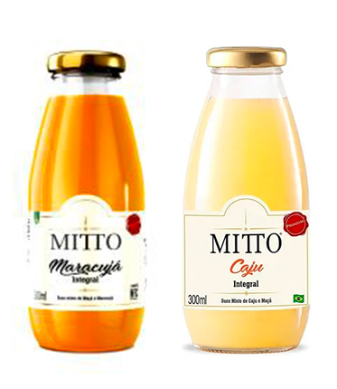 Duas garrafas de suco integral Mitto, uma de maracujá laranja e outra de caju amarela, ambas de 300ml.