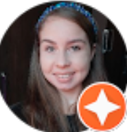 Retrato de mulher jovem sorridente com faixa azul no cabelo.