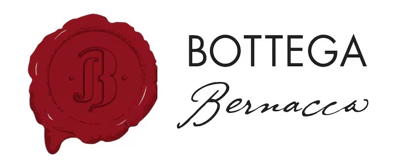 Logotipo da Bottega Bernacca com um selo vermelho ao lado esquerdo e o nome em letras pretas.