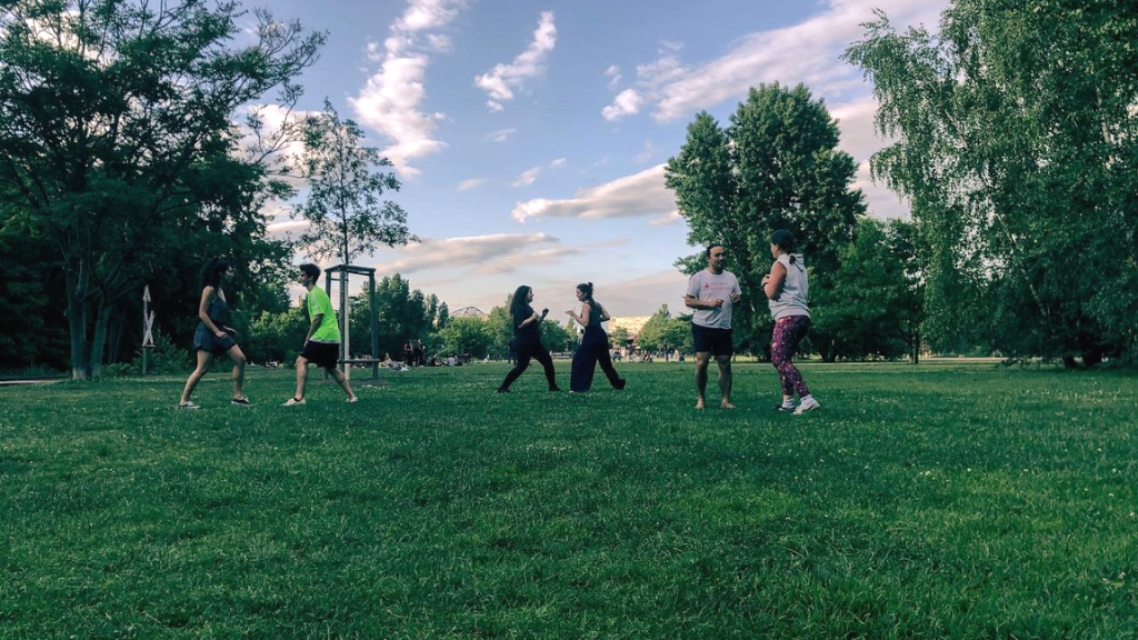 Gruppe trainiert gemeinsam im Park und zeigt, wie vielfältig und gemeinschaftlich Movement Training in Deutschland ist.