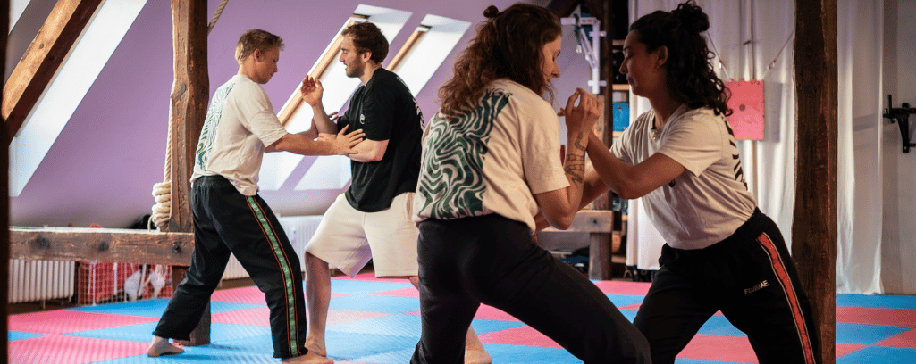 Teilnehmende in Partnerübungen verkörpern die Prinzipien der Movement Culture – Achtsamkeit, Vertrauen und Präsenz.