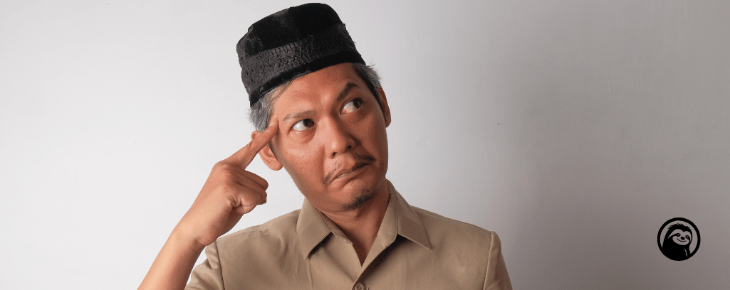 Nachdenkliche Person tippt sich an die Schläfe – Symbol für kritisches Denken und Bewusstsein in Movement-Communities.