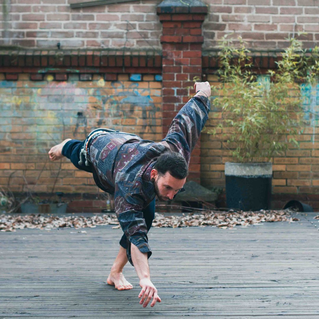 rainer Milán Herencsár in tiefer Bewegungsposition mit ausgestrecktem Arm.